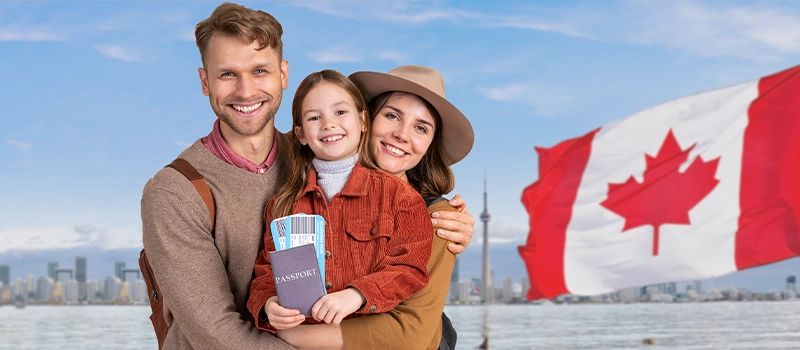 پدری که با ویزای همراه خانوادهش هم در کانادا کنار او هستند.