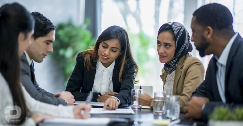 یکی از وظایف موسسات مهاجرتی، برگزاری جلسات توجیهی برای مشتریان است