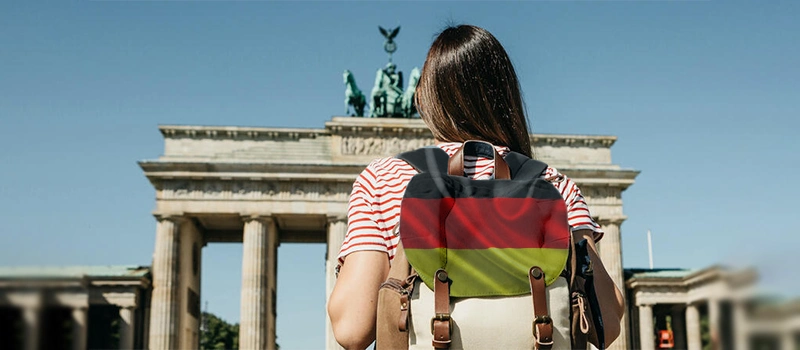 تصویری از یک دانشجو که برای تحصیل در آلمان است و به دروازه برلین نگاه می کند.