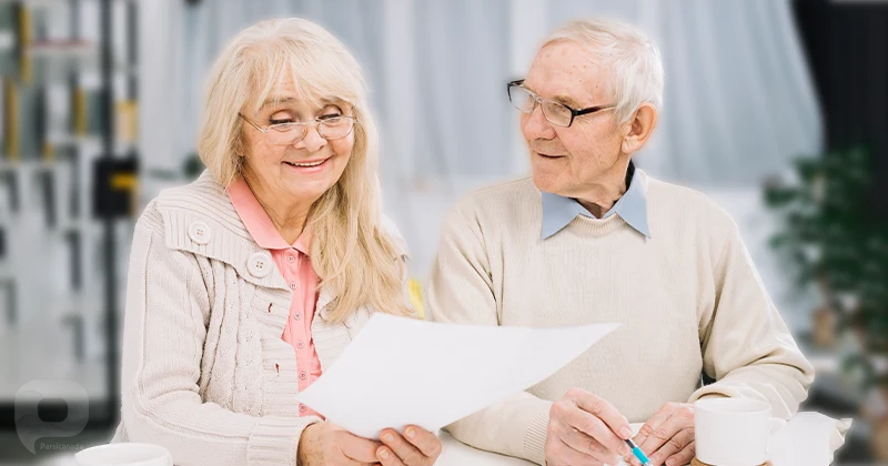 خانم و آقایی که دعوت نامه دستشونه و خوشحال اند