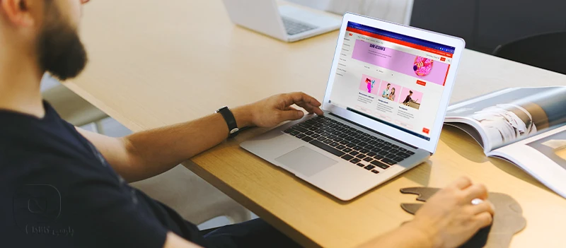 عکس از یک شخص مهاجر که به صورت انلاین حساب بانکی باز میکند