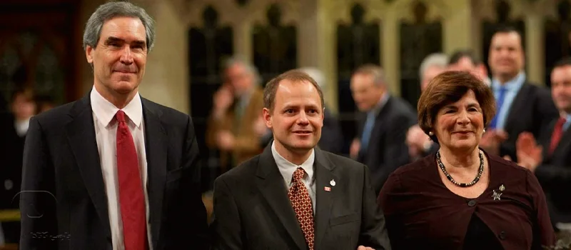 رهبر لیبرال مایکل ایگناتیف و نماینده پارلمان آنیتا نویل، نماینده لیبرال شمالی وینیپگ، کوین لاموروکس را در مجلس عوام در پارلمان هیل در اتاوا در 9 دسامبر 2010 معرفی کردند. 