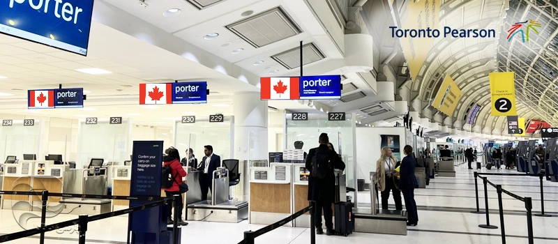 تصویری از ترمینال های فرودگاه پیرسون تورنتو جایی که مسافران در حال سوار شدن به هواپیما هستند