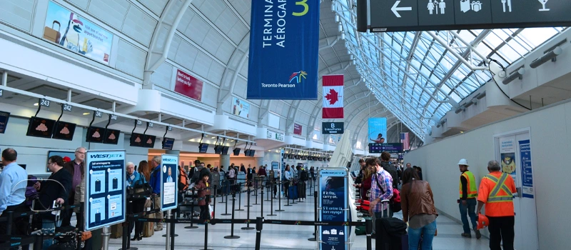 تصویری از فضای داخلی و امکانات فرودگاه پیرسون تورنتو