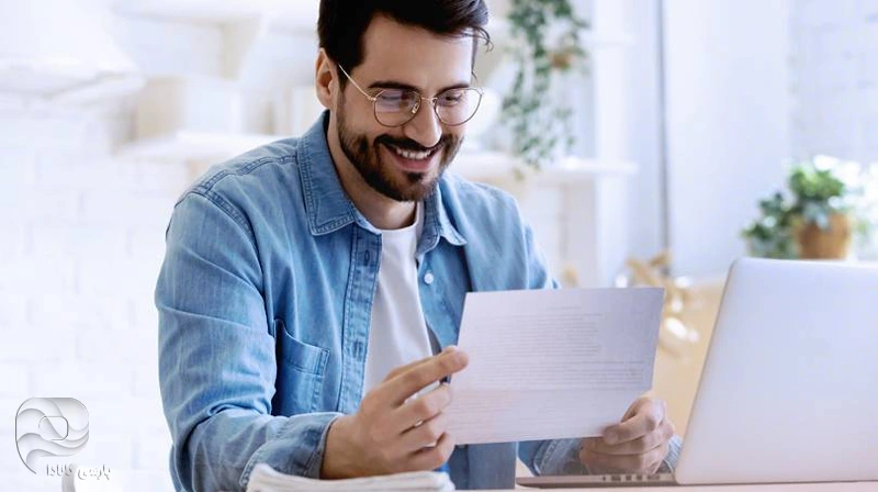 مرد جوان خوشحال که جاب آفر گرفته است