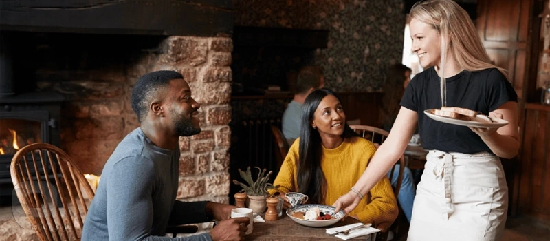 شغل پیشخدمت مواد غذایی و نوشیدنی Food and Beverage Server