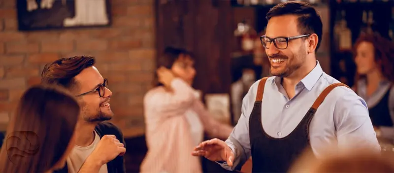 کارآفرین مهاجر در حال مدیریت کسب‌وکار کوچک در کانادا