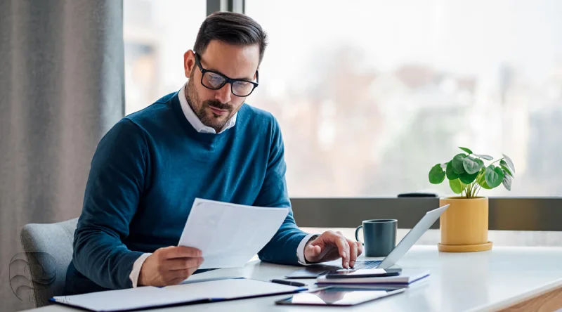 میز کار با مدارک تجربه شغلی برای گپ تحصیلی