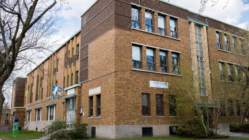 دبیرستان دو روبروال (De Roberval)